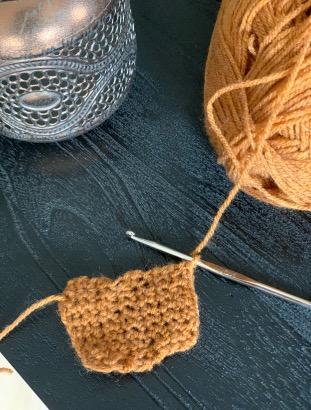 Blog nieuwe hobby: Foto van een eerste haakwerkje.