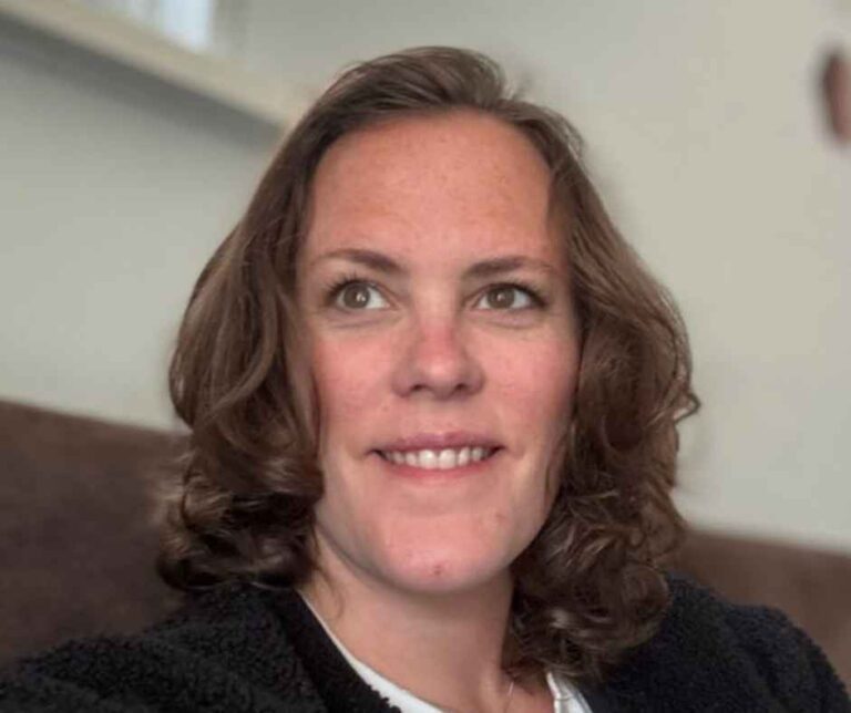 Vrouw met chronische clusterhoofdpijn