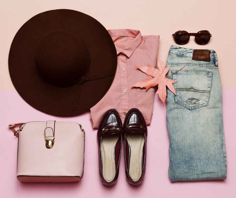 Kleding en accessoires van natuurlijke materialen, waaronder een katoenen blouse en jeans