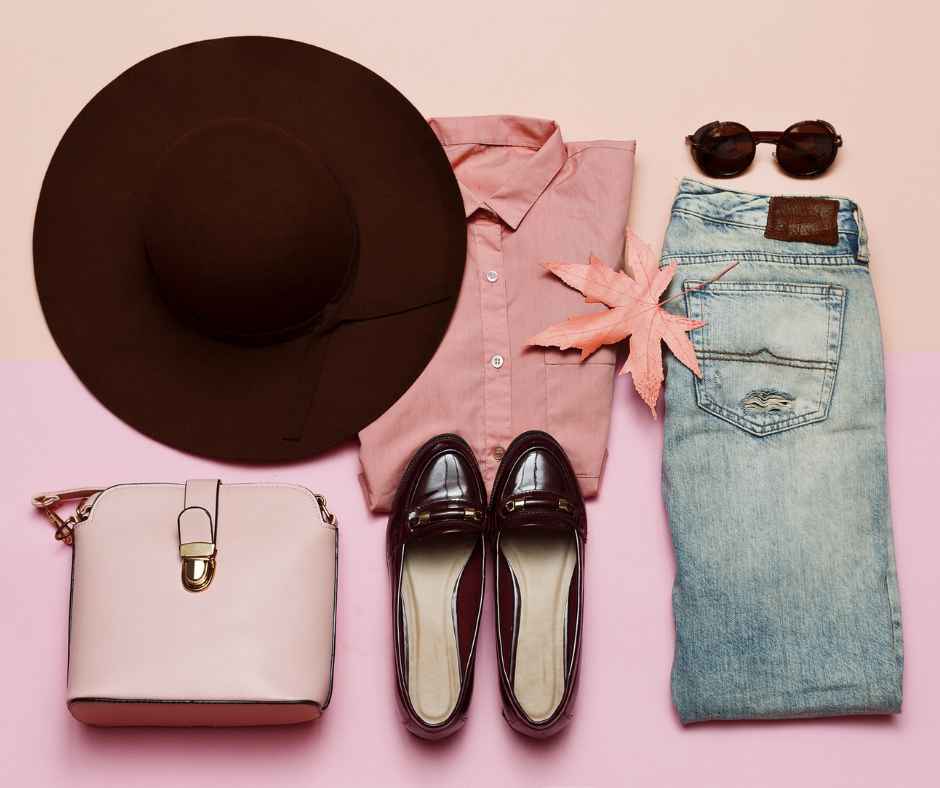 Kleding en accessoires van natuurlijke materialen, waaronder een katoenen blouse en jeans